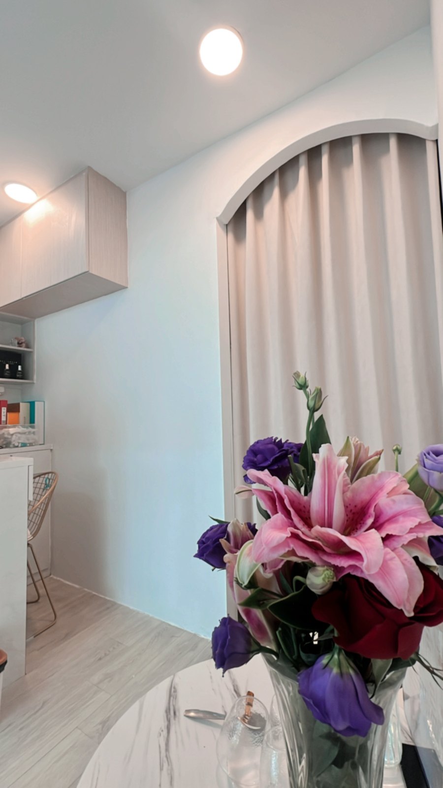 JC DE BEAUTY floral interior corner