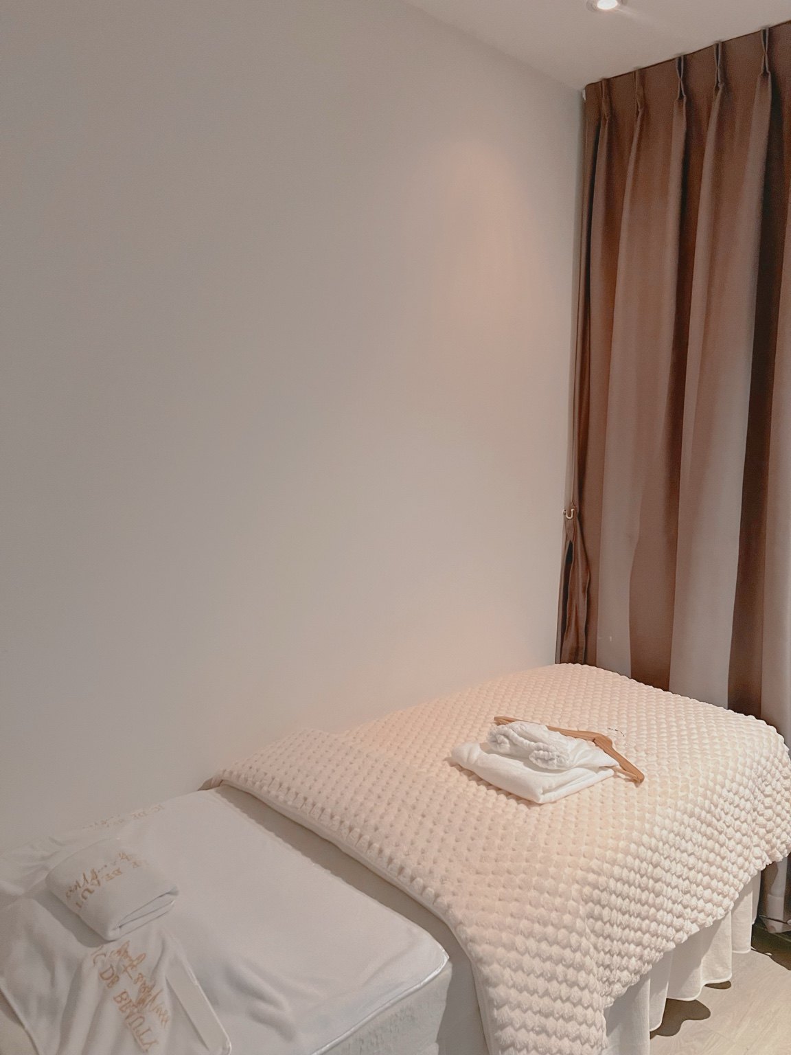 Cosy facial treatment bed