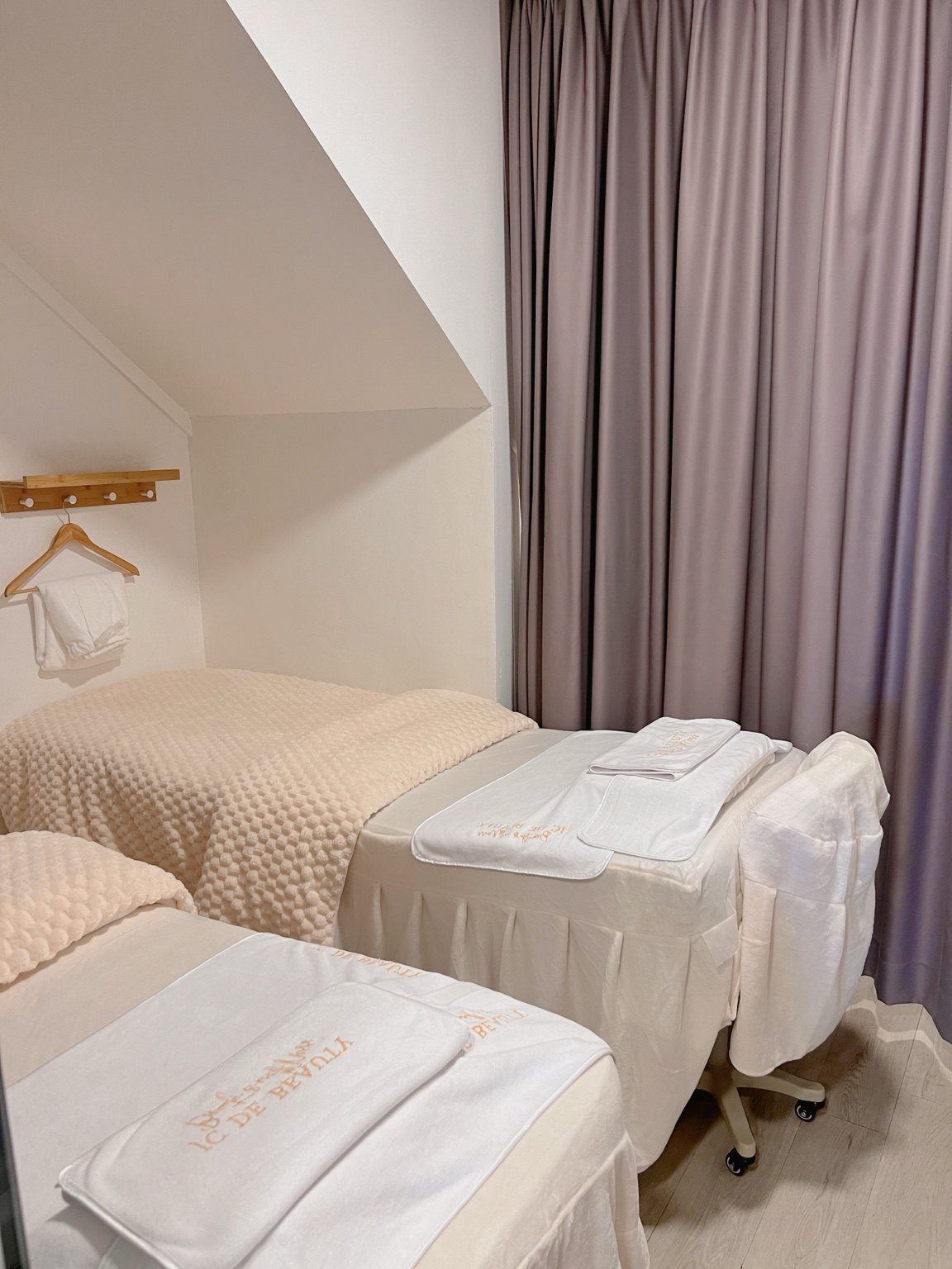 JC DE BEAUTY facial treatment room